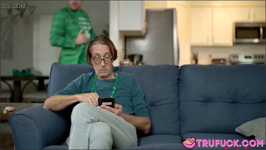 Family Porno Video Stiefmutti fickt jungen Kerl